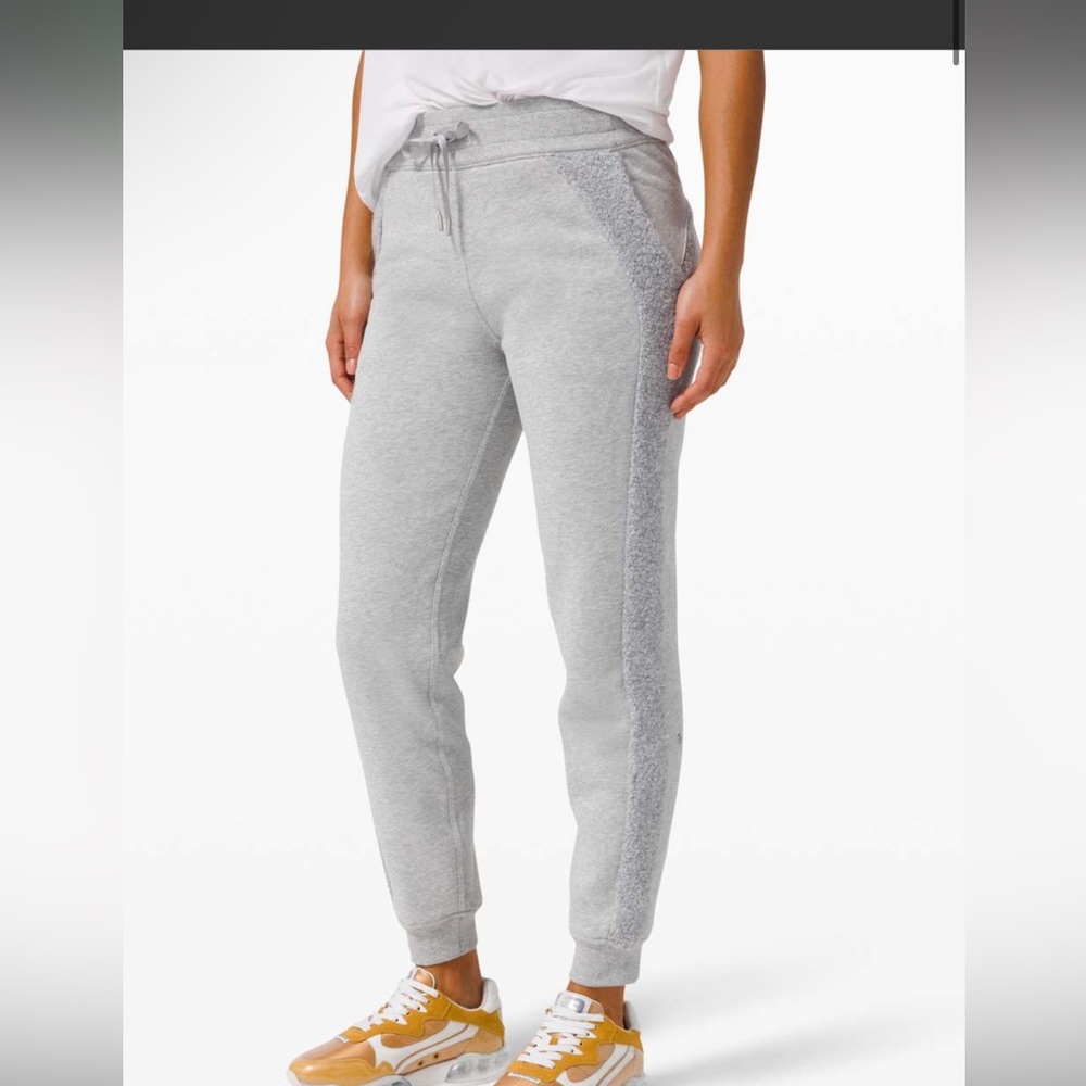 Like new - Lululemon Scuba Jogger SherpaStripe, special edition light gray, sz 4